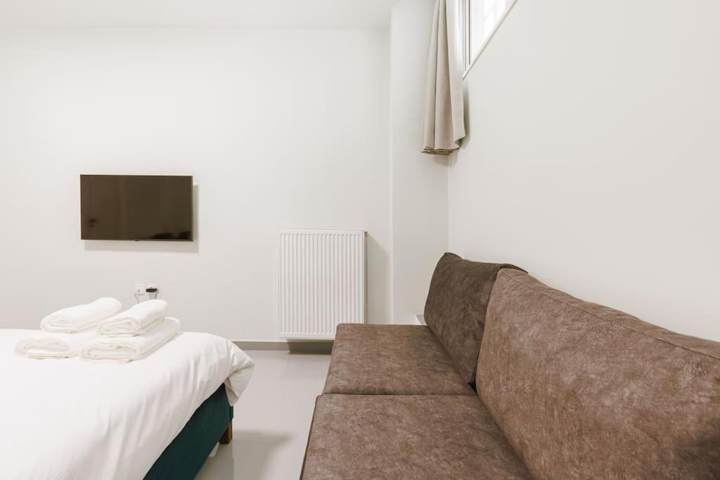 Snug With Shared Garden V Apartment
